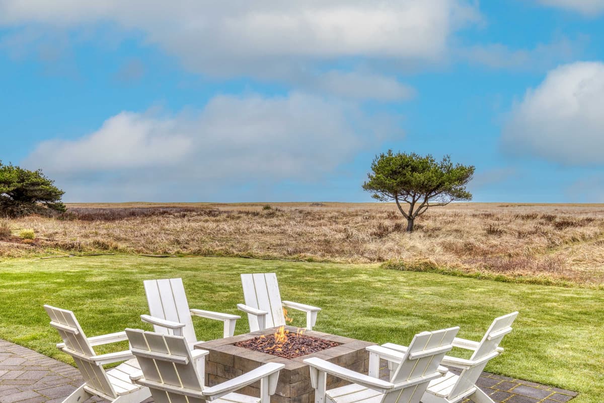 Elk Ridge - Lux Oceanfront Family Retreat Hot Tub — photo 45