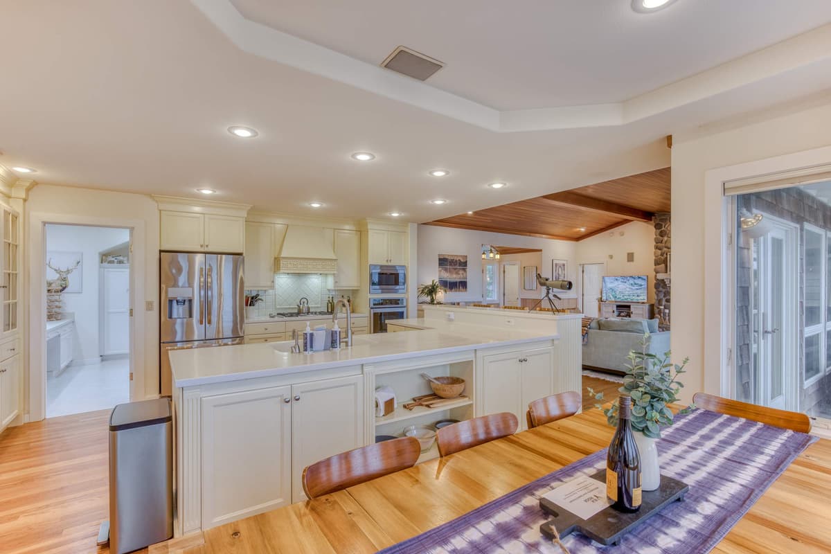 Elk Ridge - Lux Oceanfront Family Retreat Hot Tub — photo 17