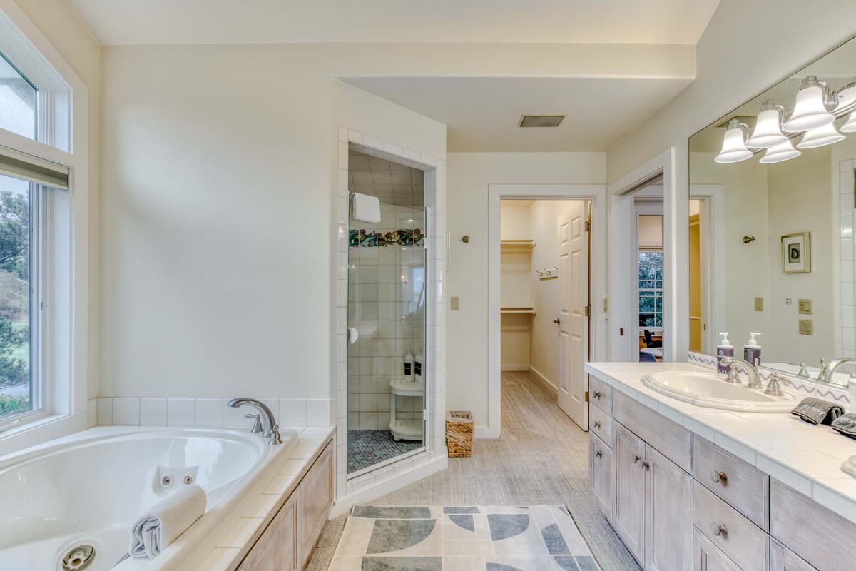 Elk Ridge - Lux Oceanfront Family Retreat Hot Tub — photo 25