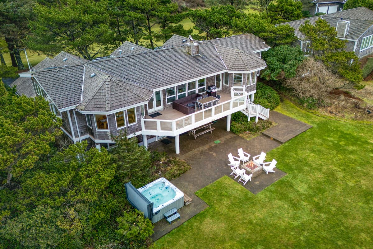 Elk Ridge - Lux Oceanfront Family Retreat Hot Tub — photo 57