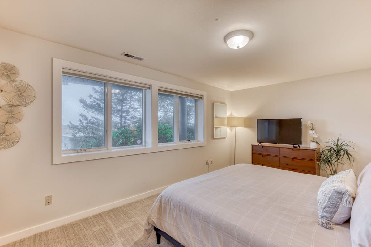 Elk Ridge - Lux Oceanfront Family Retreat Hot Tub — photo 28