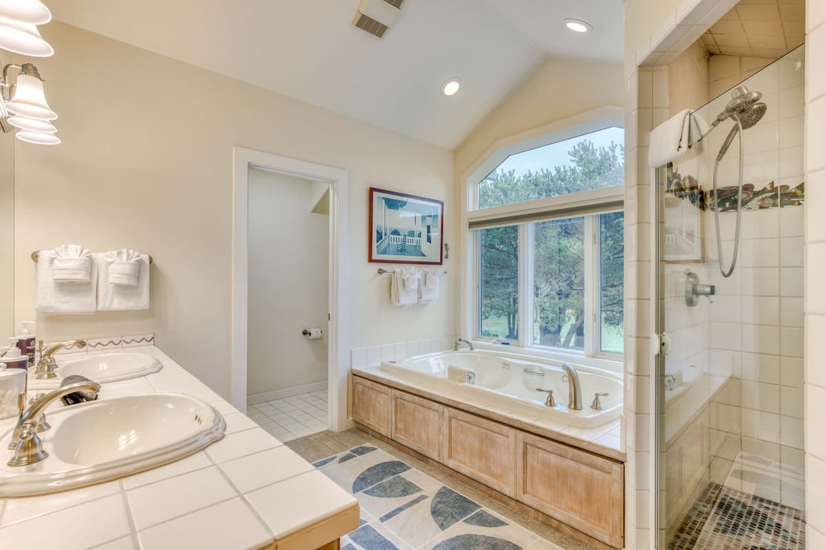 Elk Ridge - Lux Oceanfront Family Retreat Hot Tub — photo 24