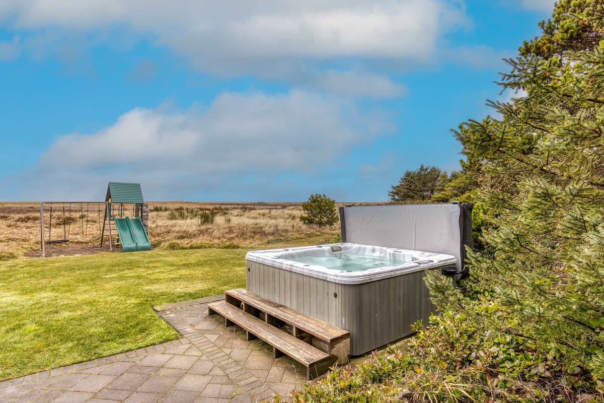Elk Ridge - Lux Oceanfront Family Retreat Hot Tub — photo 43