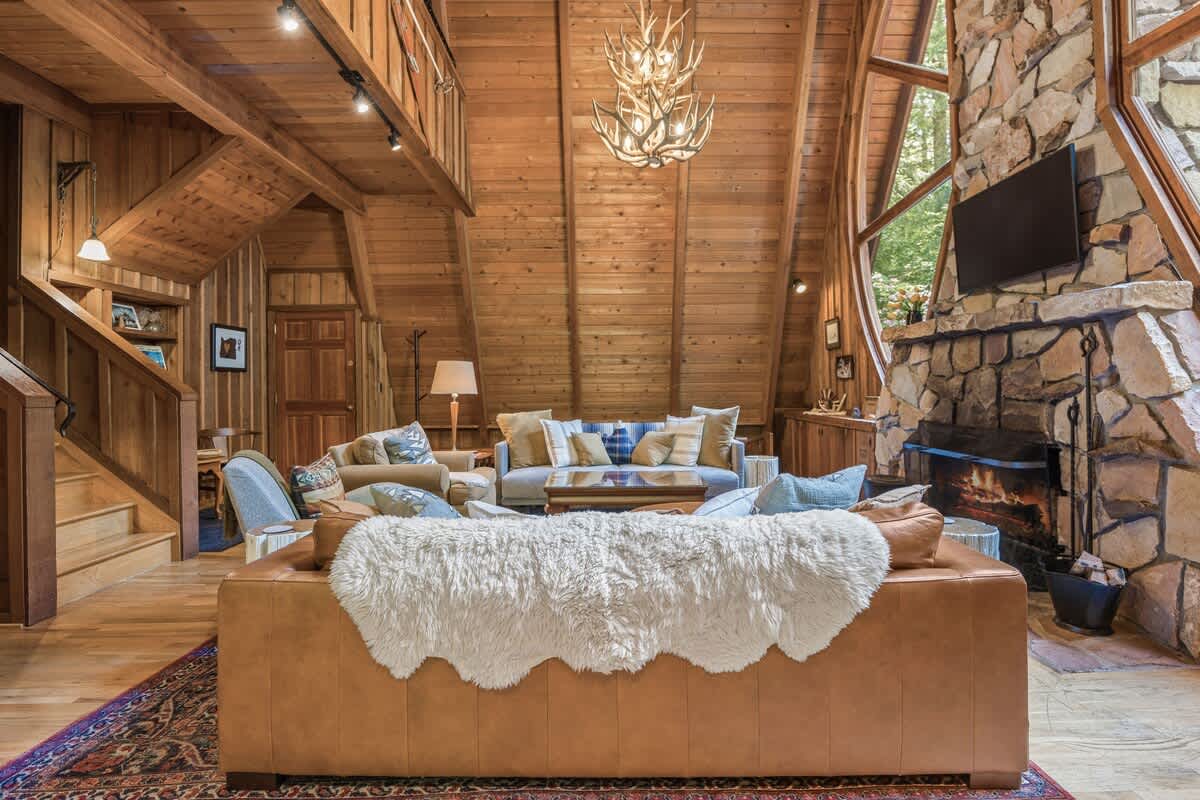 Forrest Lodge Luxe with Hot Tub & Sauna — photo 10