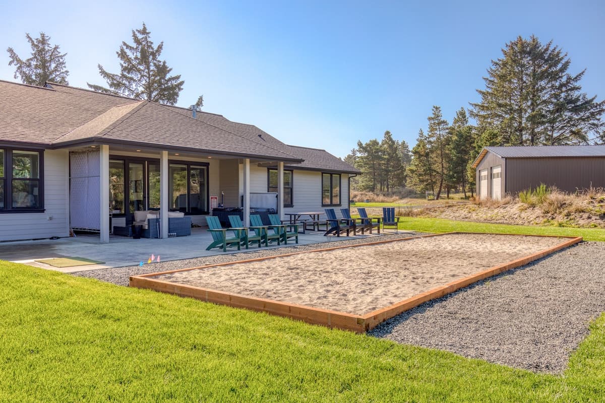 Gearhart Getaway: Hot Tub + Walk to the Beach — photo 2