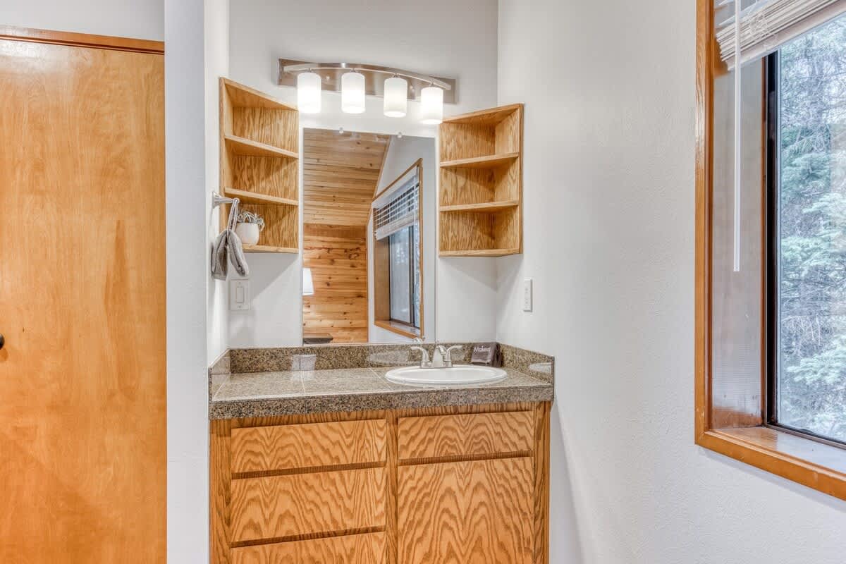Great Blue Lodge - Scenic escape | Hot tub & sauna — photo 39