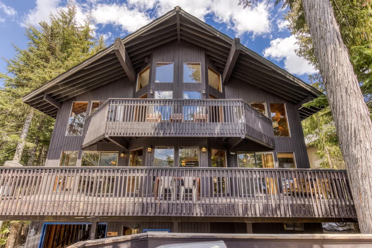 Great Blue Lodge - Scenic escape | Hot tub & sauna — photo 1