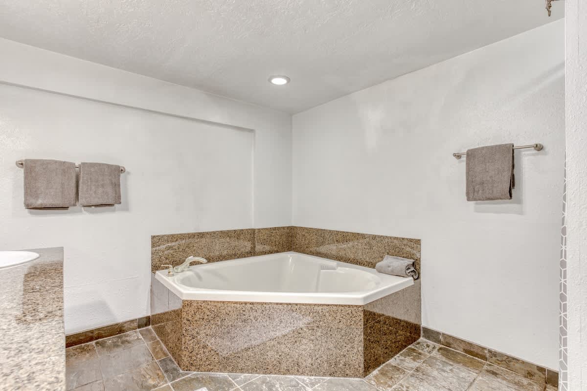 Great Blue Lodge - Scenic escape | Hot tub & sauna — photo 48