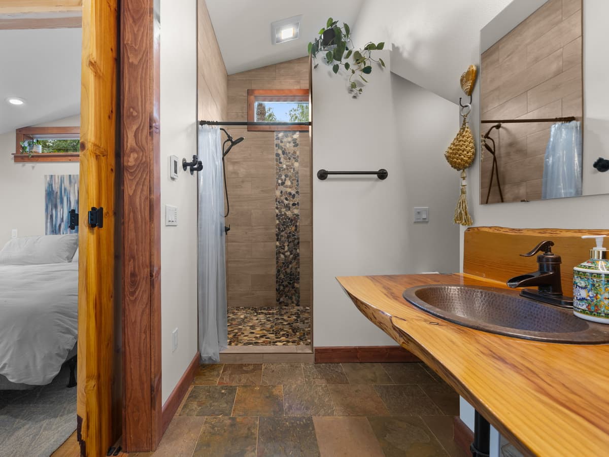 Howard's Hideaway Riverfront Pet Friendly Cabin — photo 39