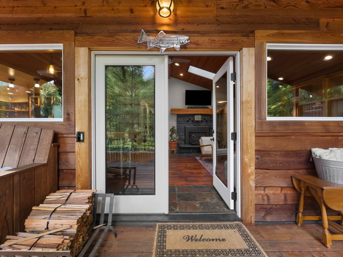 Howard's Hideaway Riverfront Pet Friendly Cabin — photo 21