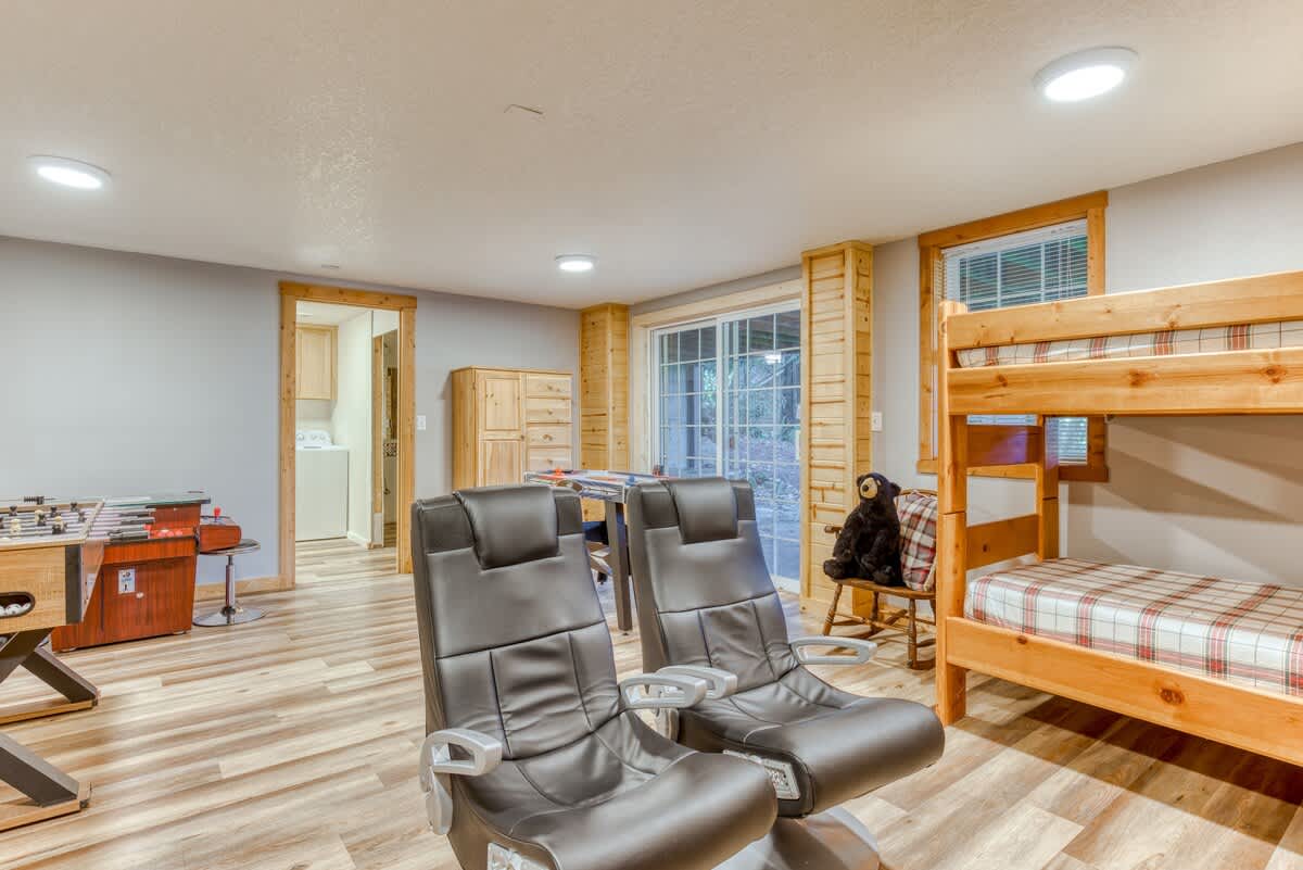 Lazy Bear Lodge: Hot Tub, Game Room & Dogs OK — photo 56
