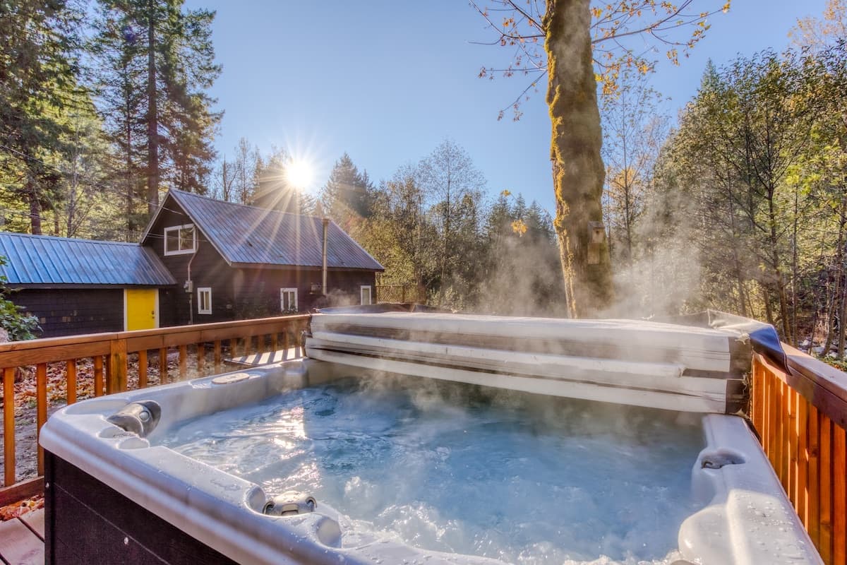 Lolo Bungalow - Private hot tub, riverfront access — photo 23