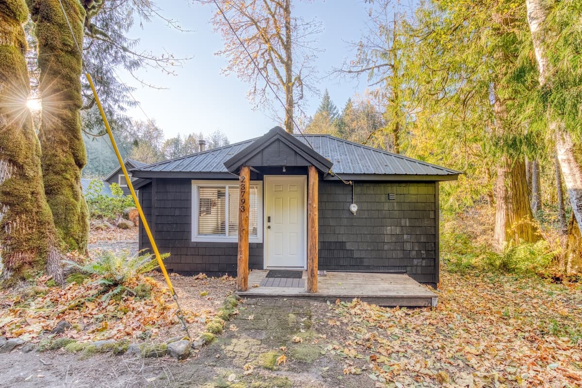 Lolo Bungalow - Private hot tub, riverfront access — photo 33