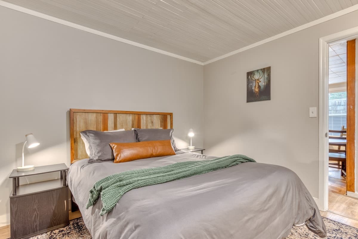 Modern Conveniences, Rustic Charm - Mt Air Unit 12 — photo 4