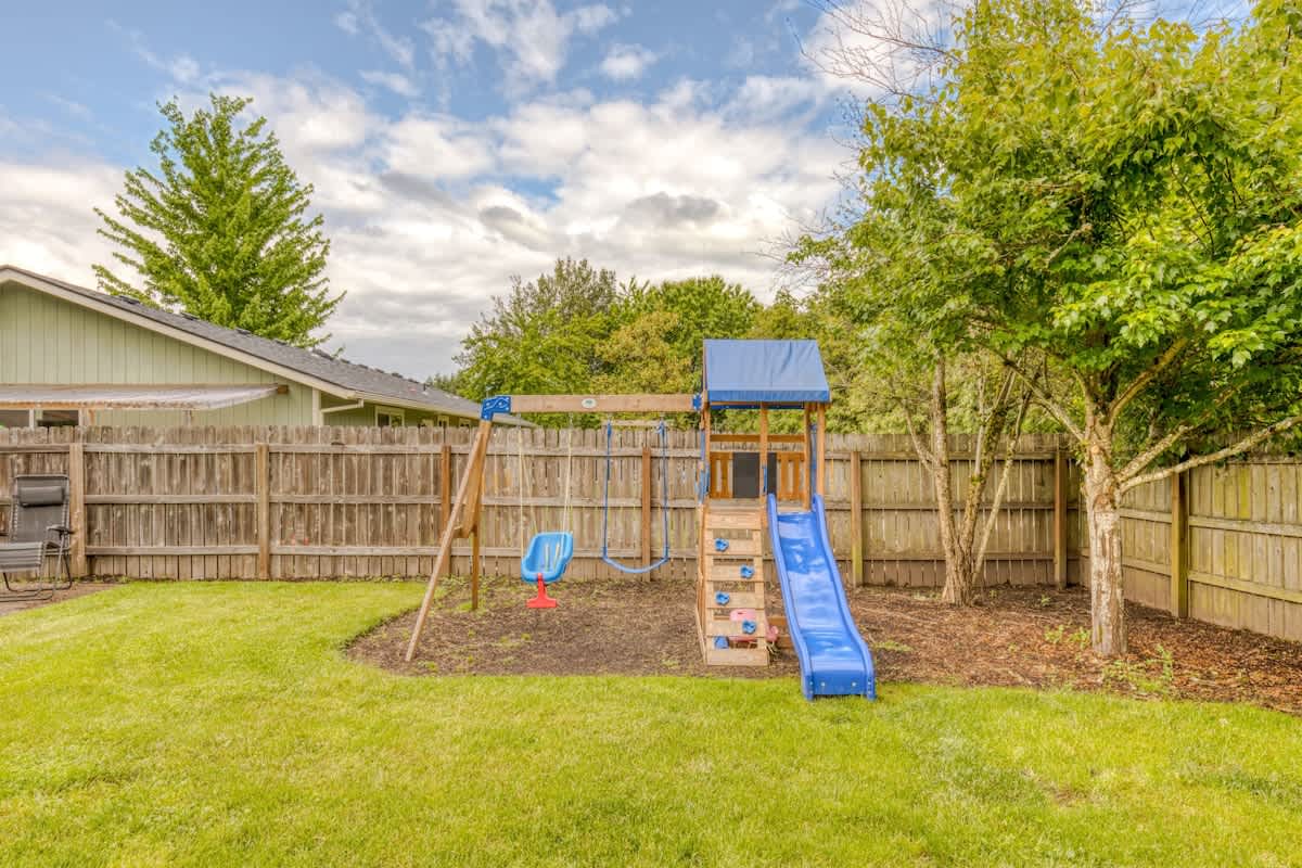 Monmouth Retreat: Hot Tub, Playground & Game Room — photo 3