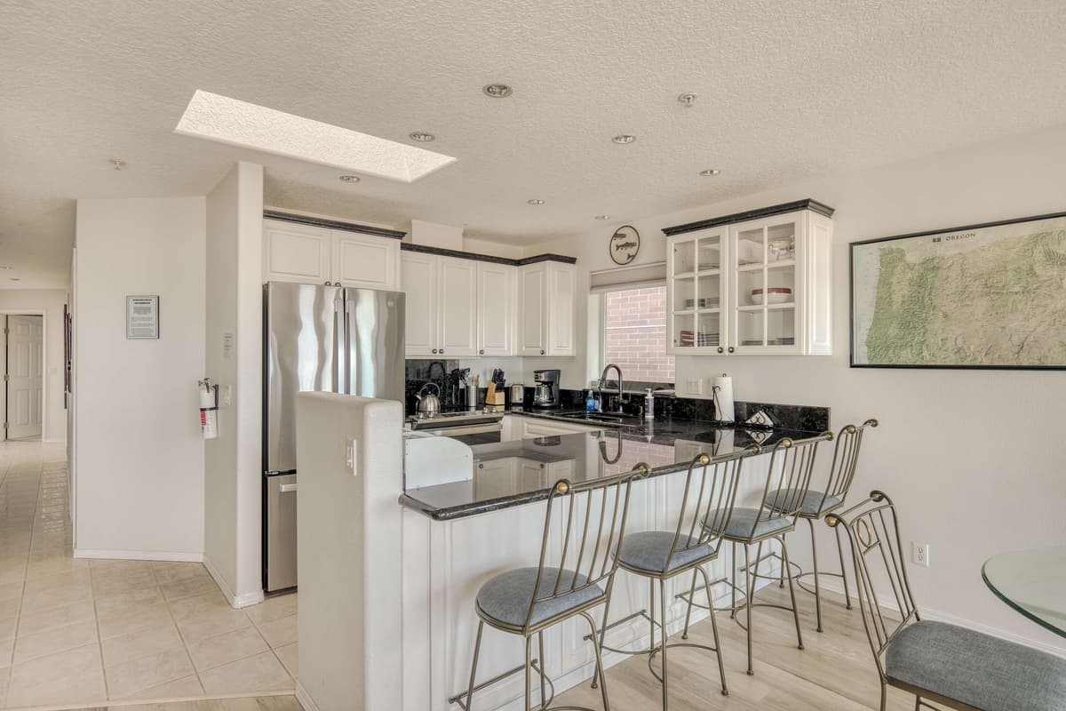 Promenade 501 - Oceanfront Top Floor Views — photo 11