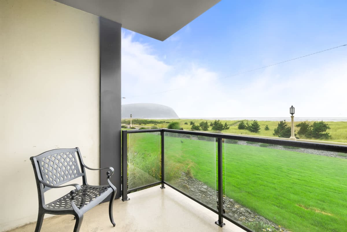 Sand & Sea (100) Retreat - Stunning Beachfront on the Prom 2BR — photo 18