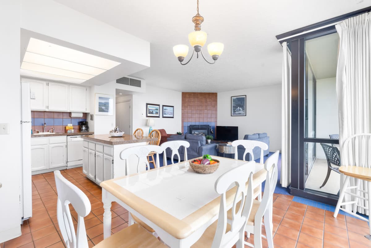 Sand & Sea (100) Retreat - Stunning Beachfront on the Prom 2BR — photo 10