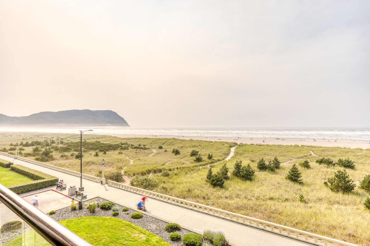 Sand & Sea (304) Retro Chic - Beachfront Retreat — photo 9