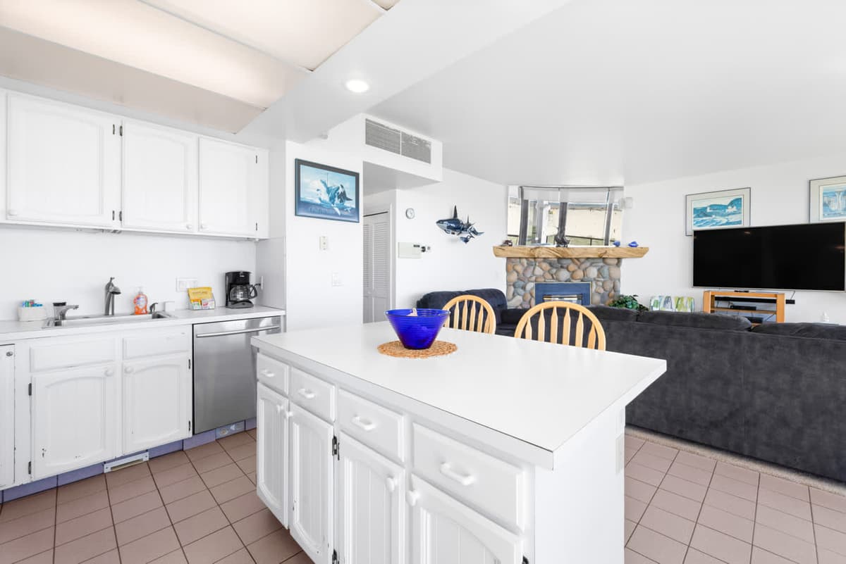 Sand & Sea (402) Water's Edge Panoramic Views — photo 11