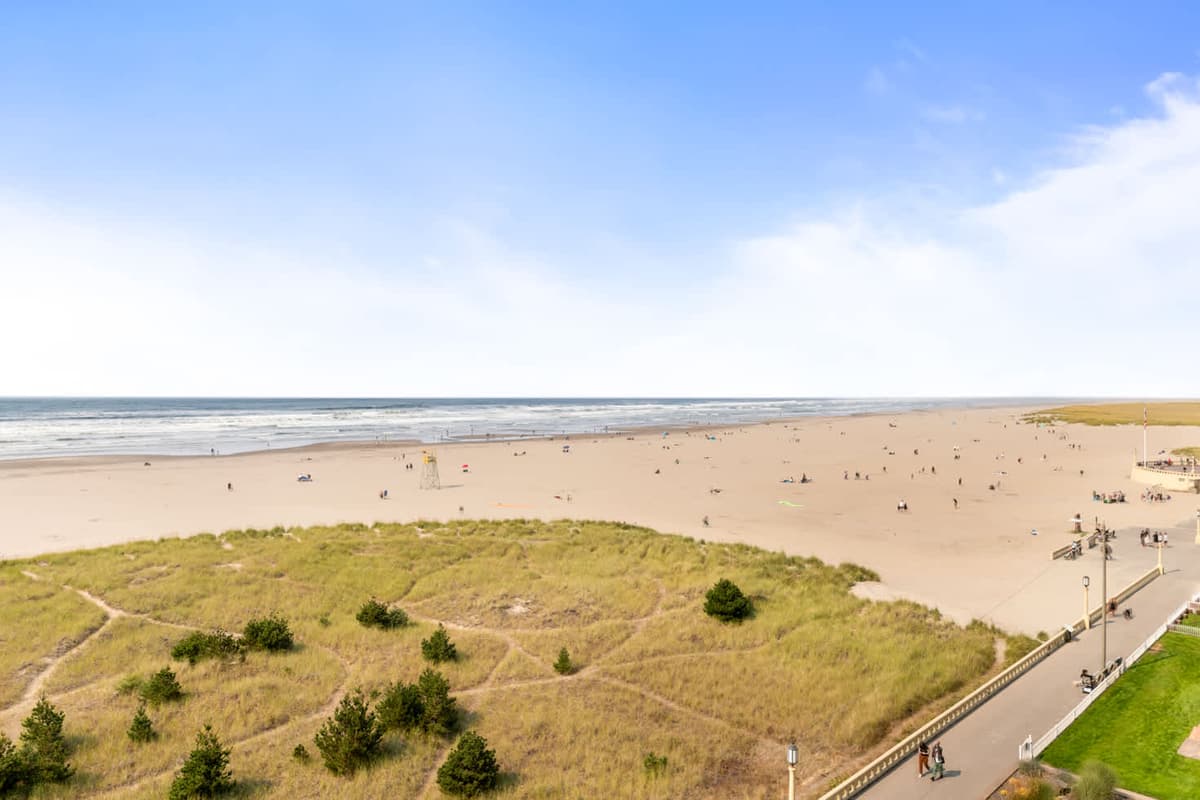 Sand & Sea (608) Penthouse Paradise: Spacious Top Floor Oceanfront — photo 7