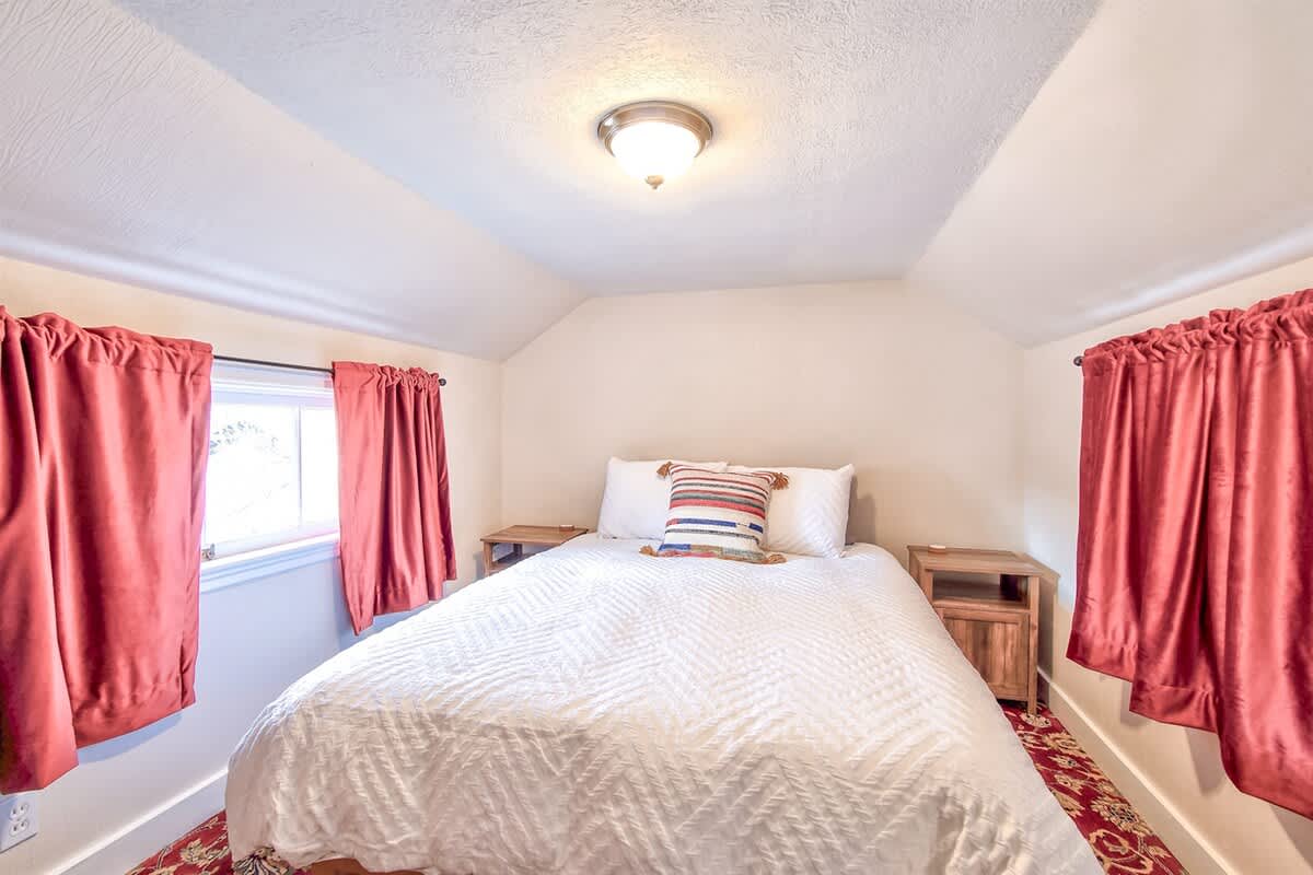 The Pink House - Walkable Victorian, Pets Welcome — photo 18