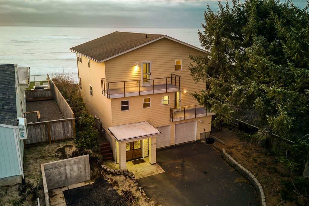 The Salt Life - Oceanfront escape Hot tub — photo 64