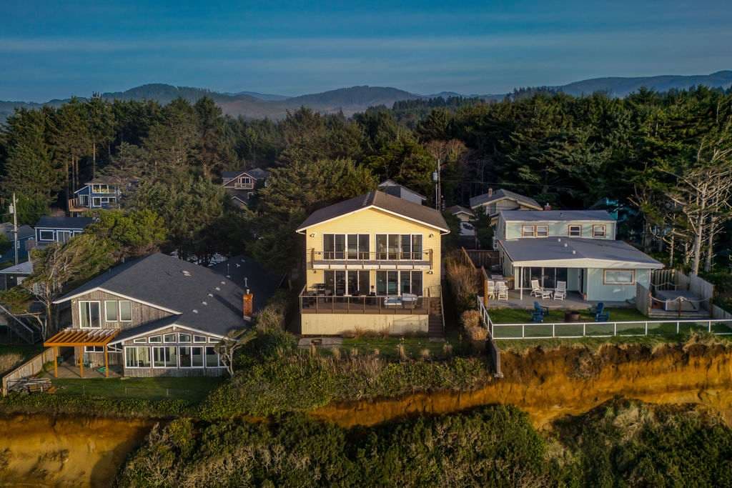 The Salt Life - Oceanfront escape Hot tub — photo 54