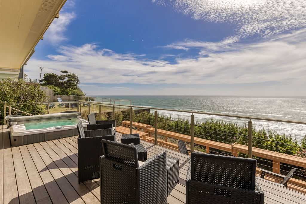 The Salt Life - Oceanfront escape Hot tub — photo 20