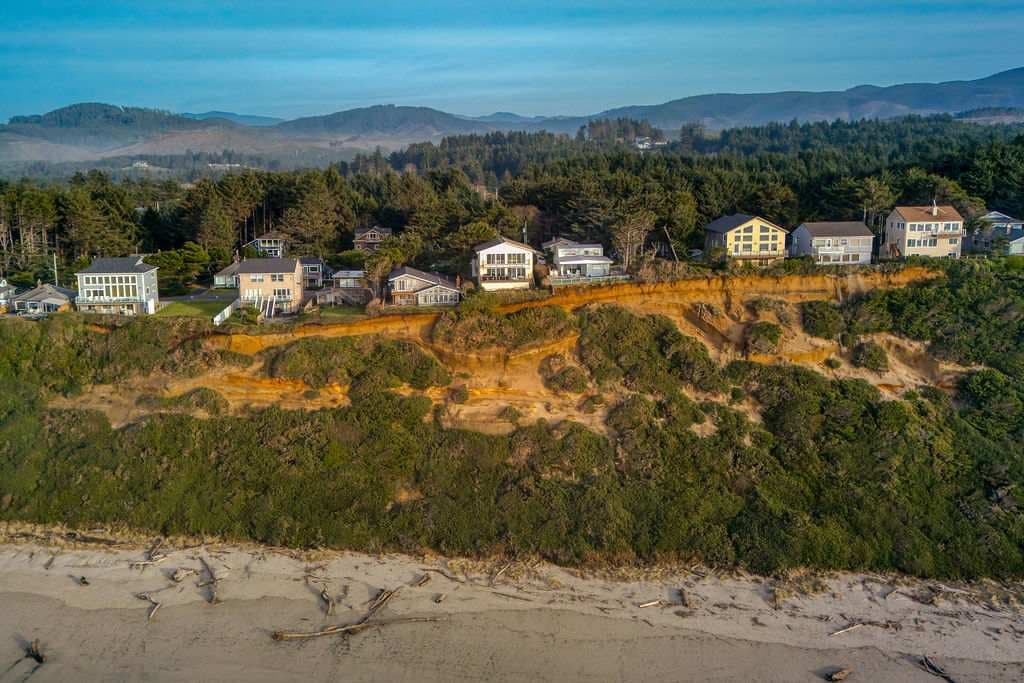 The Salt Life - Oceanfront escape Hot tub — photo 68