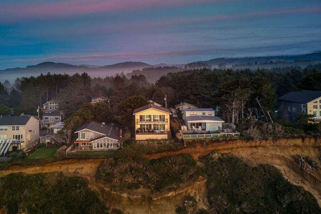 The Salt Life - Oceanfront escape Hot tub — photo 6