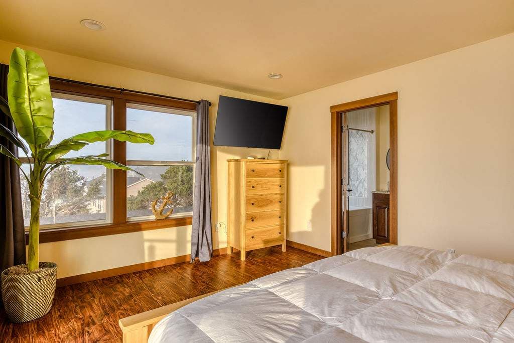 The Salt Life - Oceanfront escape Hot tub — photo 36