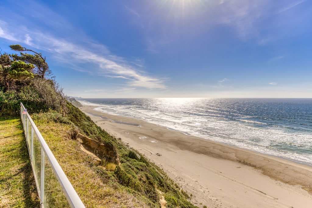 Tranquil Edge Retreat - Truly Oceanfront Hot Tub — photo 55