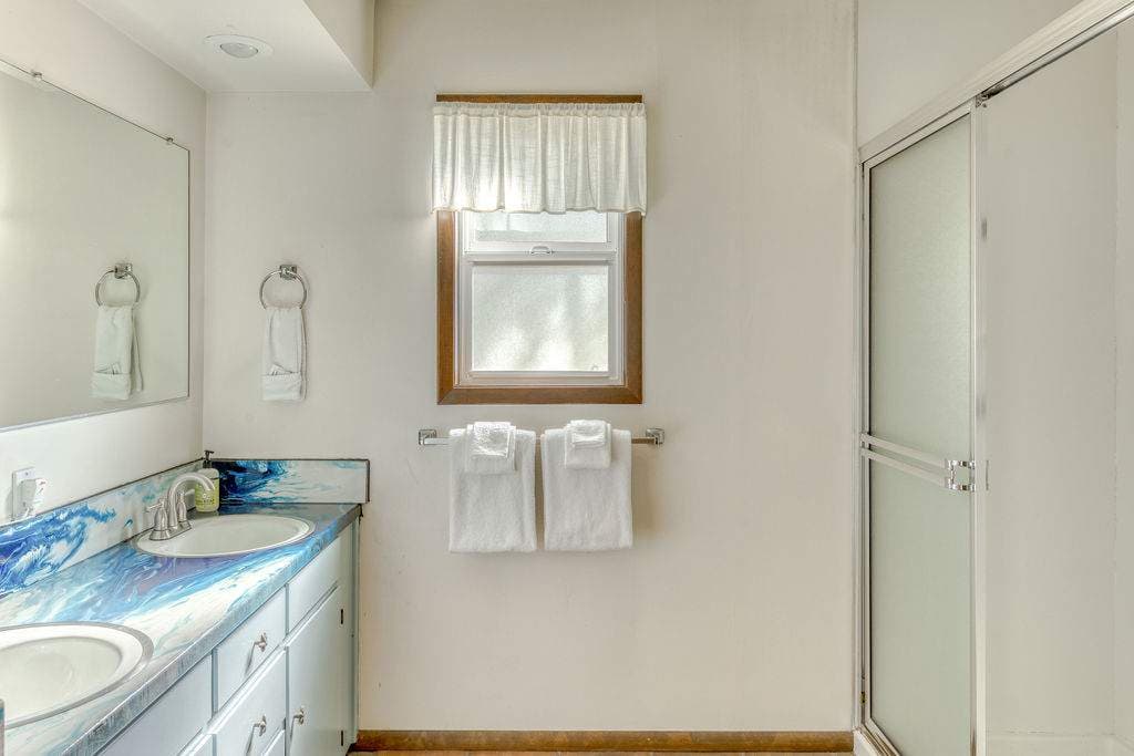 Tranquil Edge Retreat - Truly Oceanfront Hot Tub — photo 24