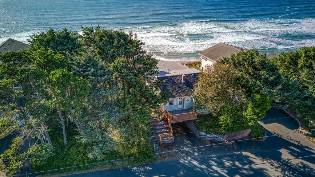 Tranquil Edge Retreat - Truly Oceanfront Hot Tub — photo 57