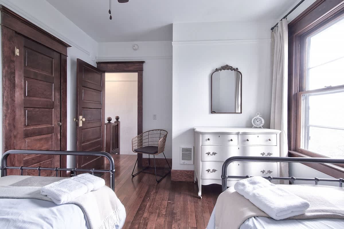 Vino e Vita Historic Pet-Friendly Home-EV Charger — photo 34