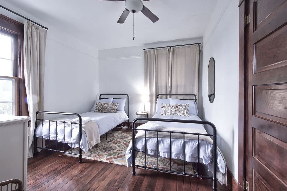 Vino e Vita Historic Pet-Friendly Home-EV Charger — photo 33