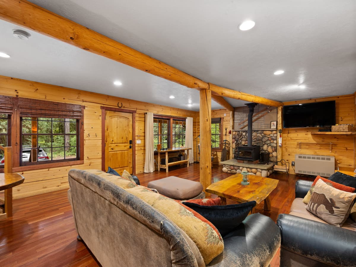 Whispering Pines: Hot Tub Retreat w Sports Court — photo 1