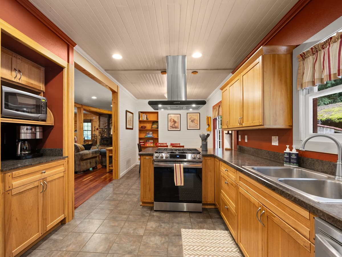 Whispering Pines: Hot Tub Retreat w Sports Court — photo 17