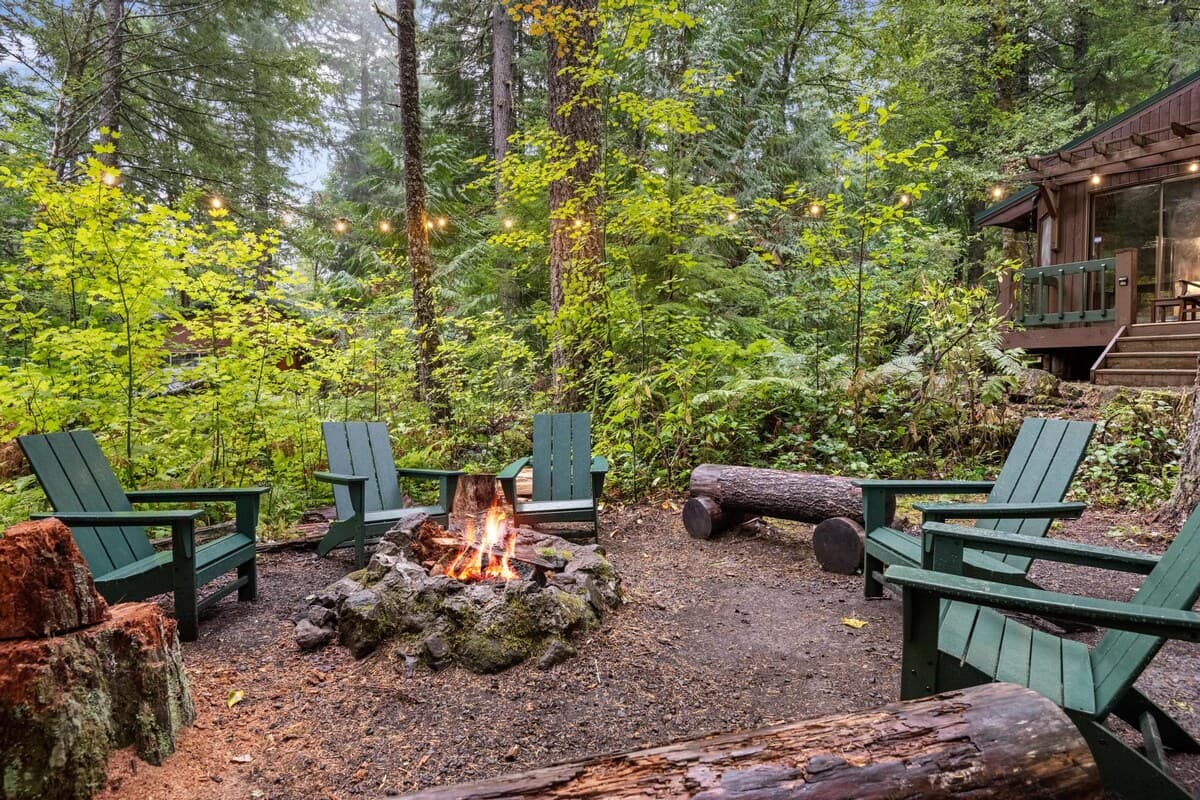 ZigZag Basecamp: Indoor Hot Tub, Forest Views — photo 33