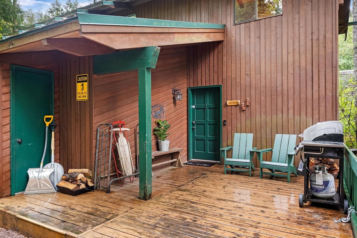 ZigZag Basecamp: Indoor Hot Tub, Forest Views — photo 32