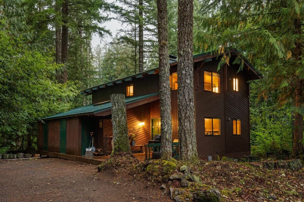 ZigZag Basecamp: Indoor Hot Tub, Forest Views — photo 35
