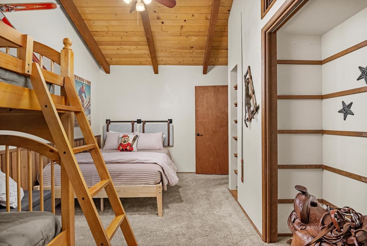 ZigZag Basecamp: Indoor Hot Tub, Forest Views — photo 21