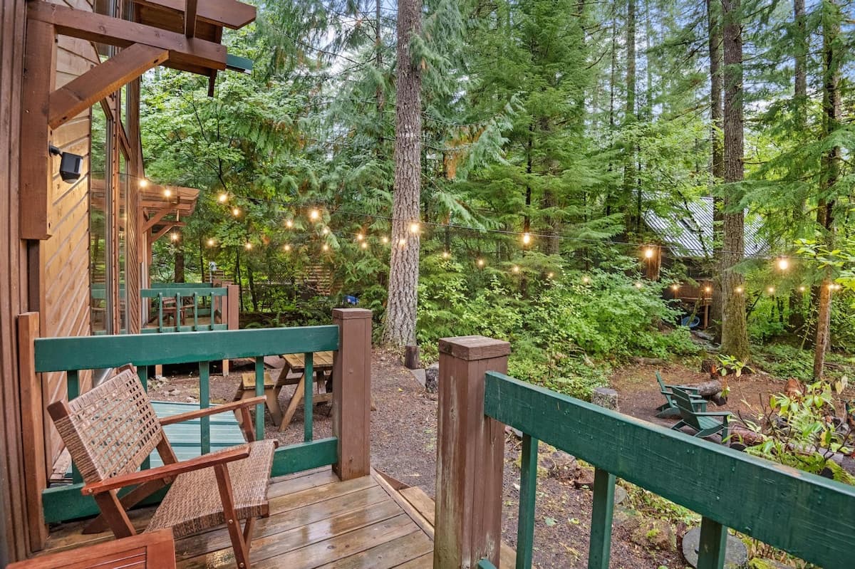 ZigZag Basecamp: Indoor Hot Tub, Forest Views — photo 34