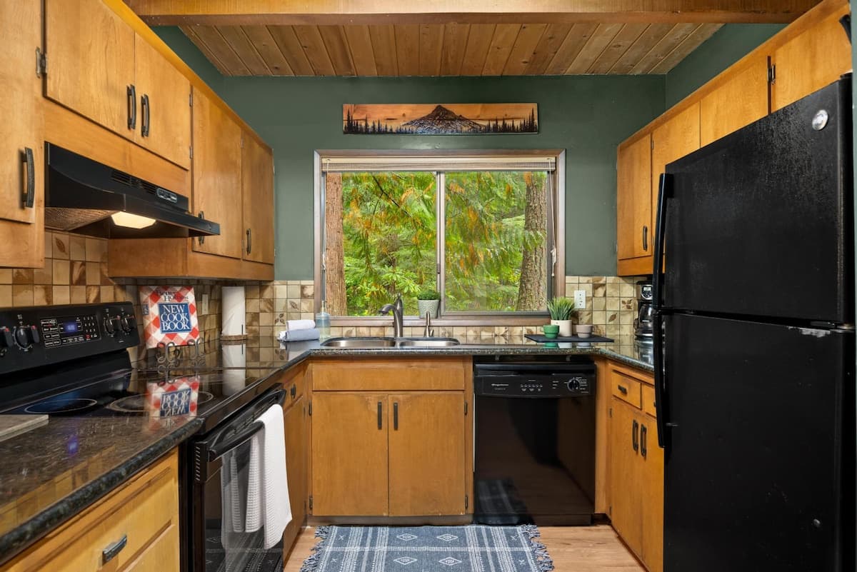 ZigZag Basecamp: Indoor Hot Tub, Forest Views — photo 15