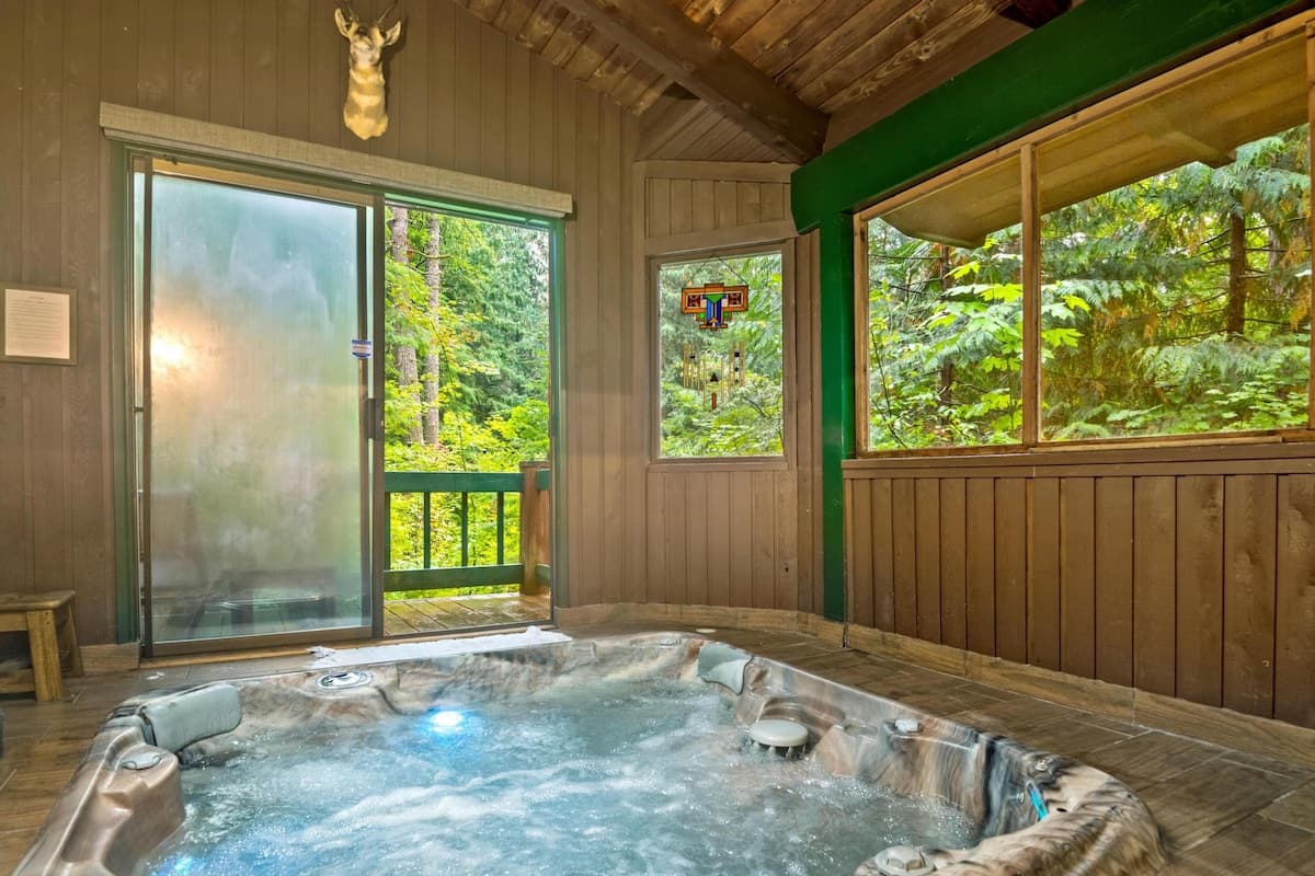 ZigZag Basecamp: Hot Tub & Forest Views — photo 2