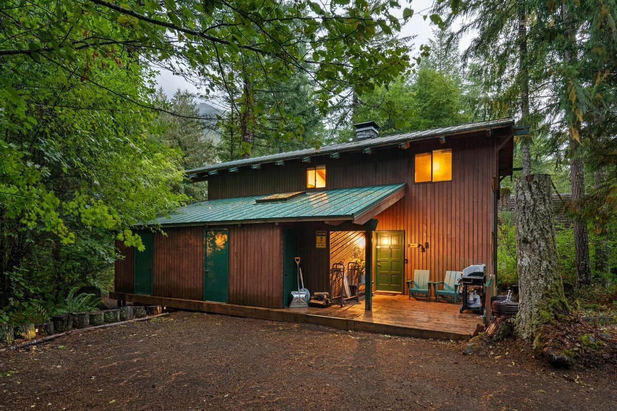 ZigZag Basecamp: Indoor Hot Tub, Forest Views — photo 36