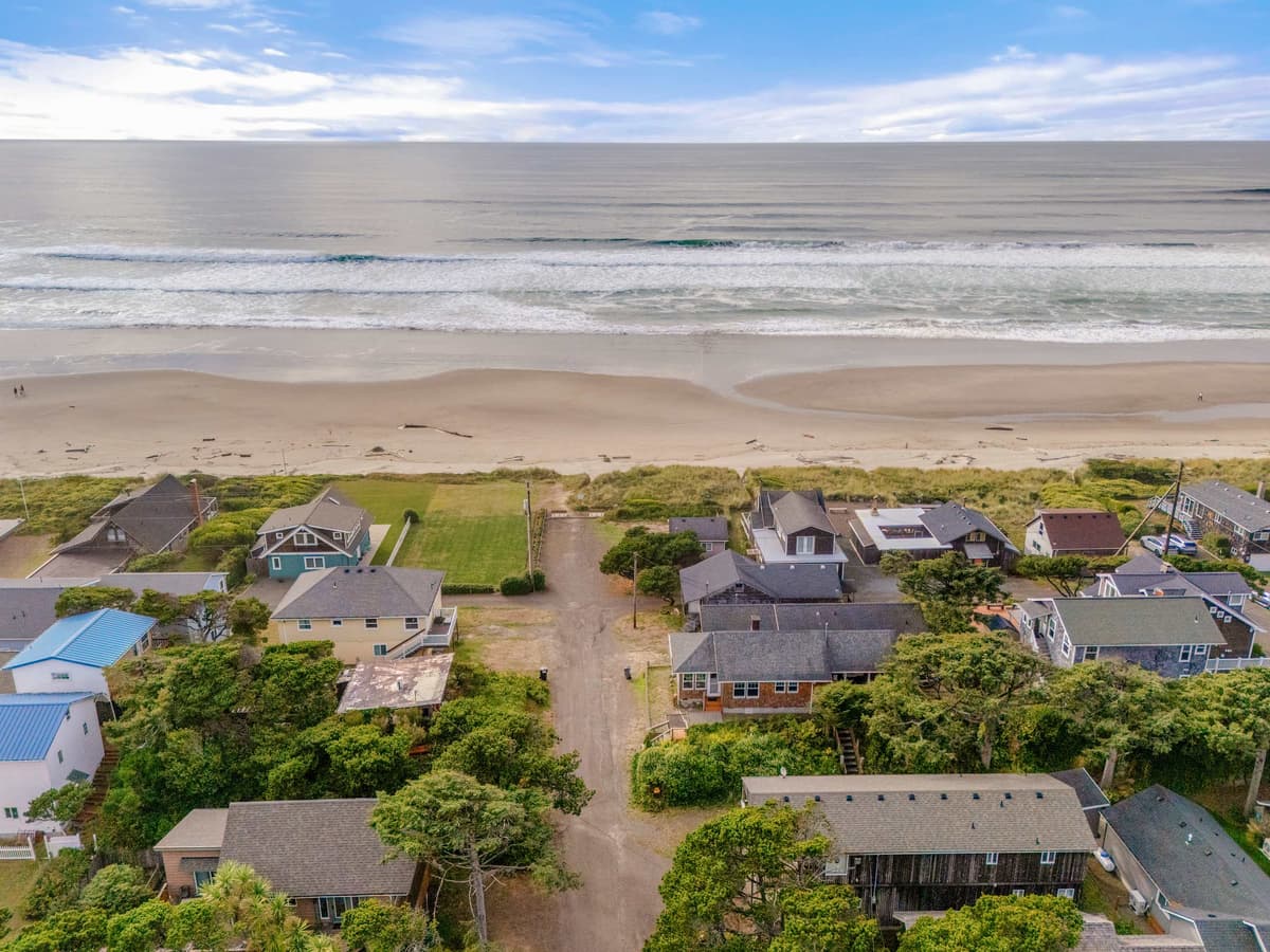 Beach Cabin Getaway - One home from the beach! — photo 29