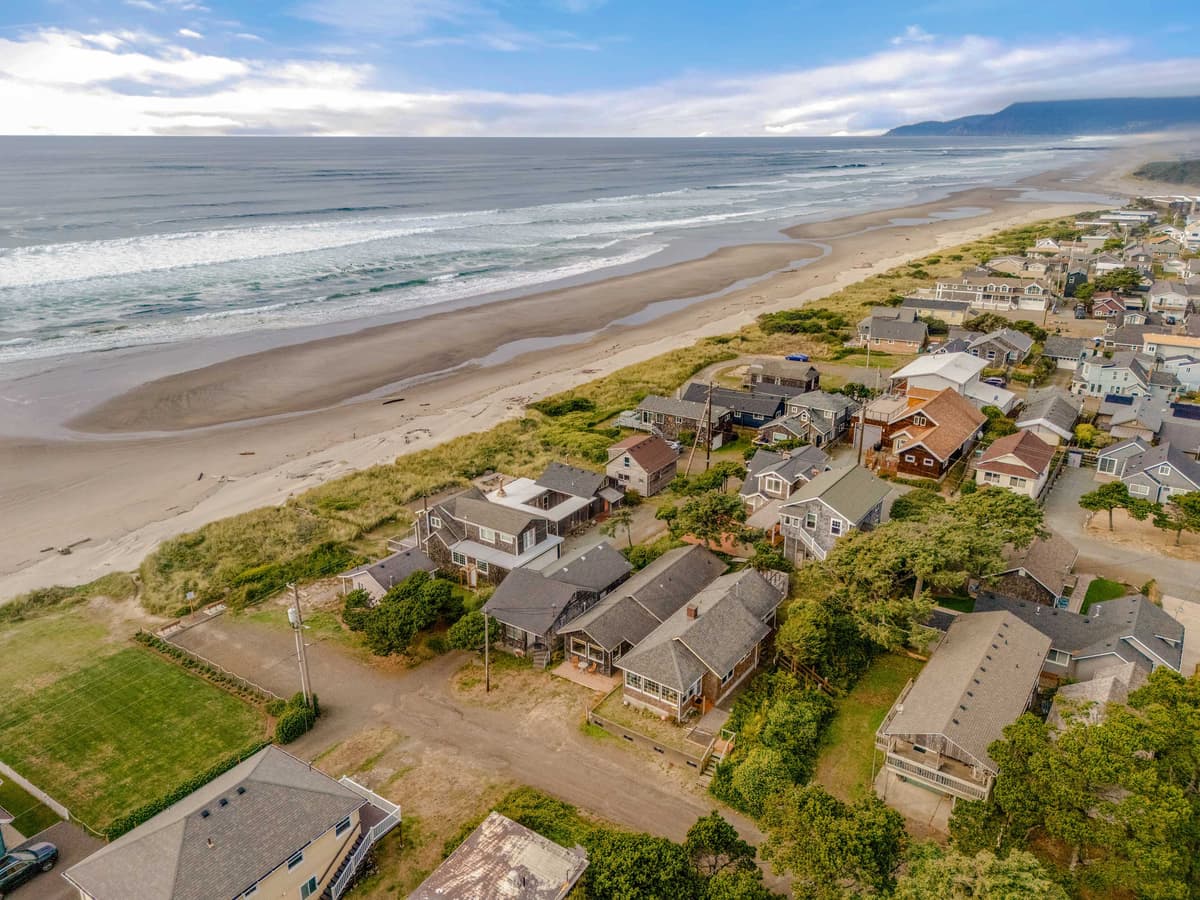 Beach Cabin Getaway - One home from the beach! — photo 33