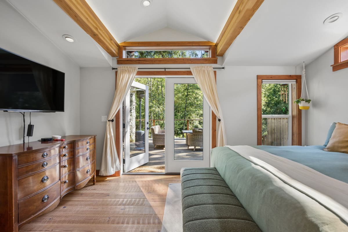 Howard's Hideaway Riverfront Pet Friendly Cabin — photo 37